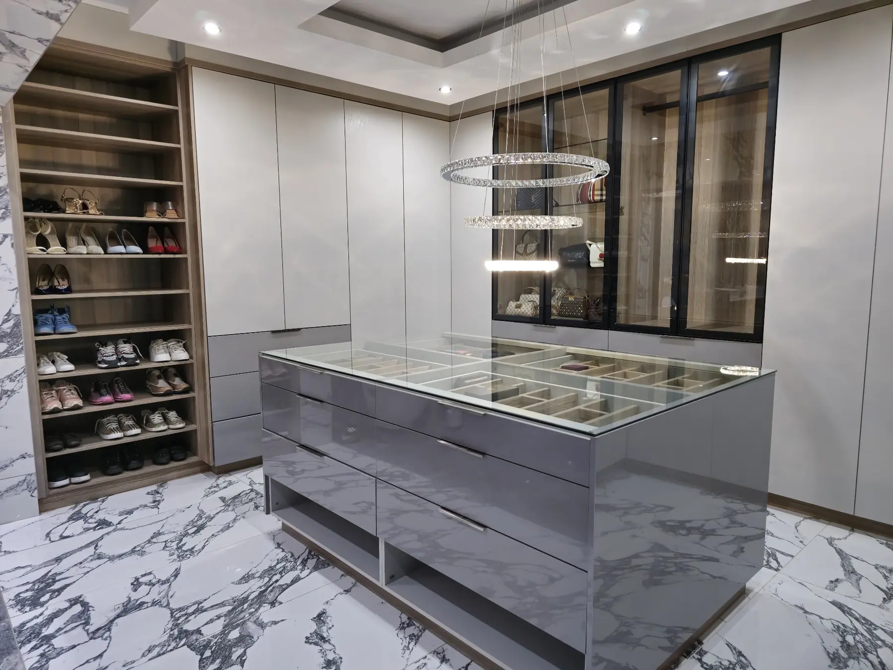 Walk-in Closets
& Wardrobes.